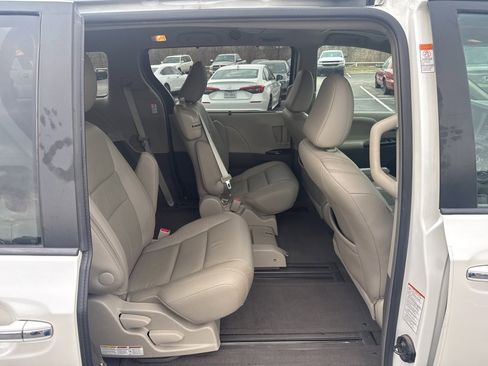 Used 2016 Toyota Sienna XLE image 29