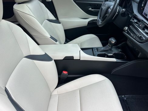 Used 2025 Lexus ES 300h w/ Premium Package FWD image 31