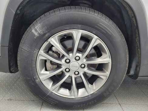 Used 2021 Jeep Cherokee Latitude Plus w/ Sun & Sound Group FWD image 31