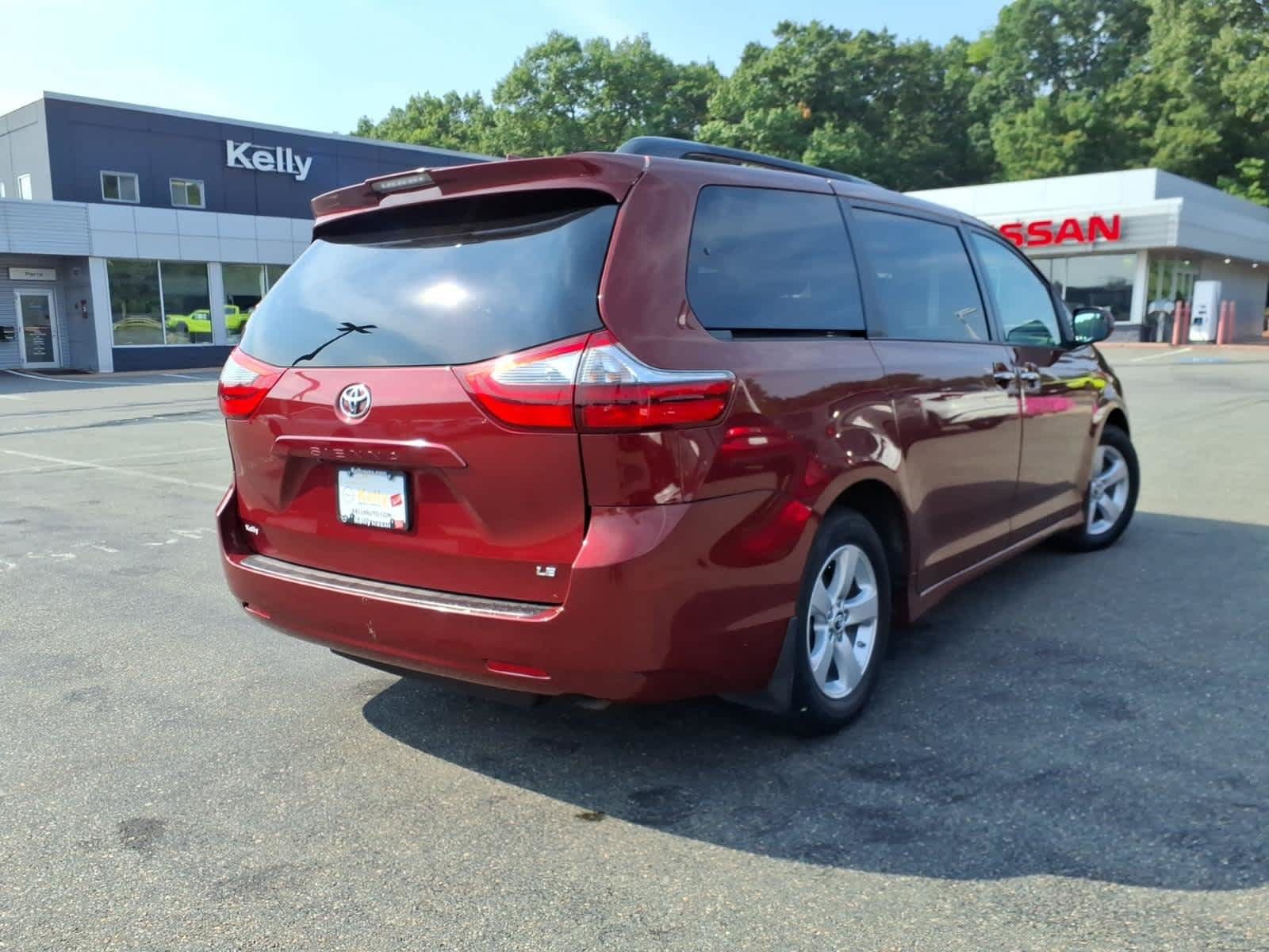 Used 2020 Toyota Sienna LE w/ LE Preferred Package FWD image 5