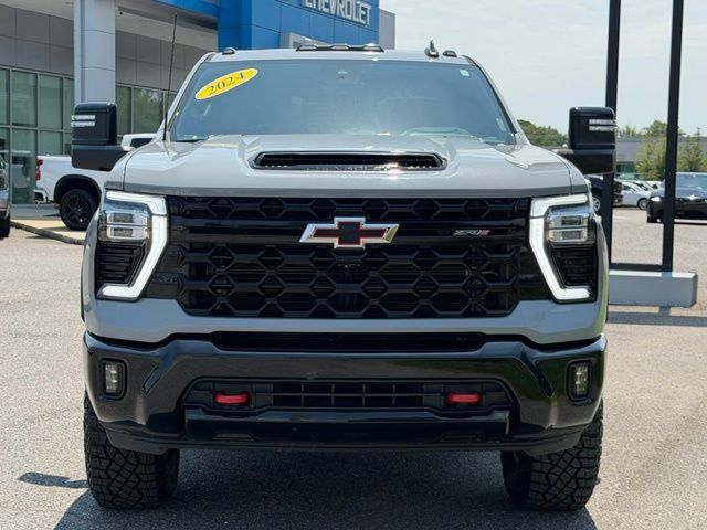 Used 2024 Chevrolet Silverado 2500 ZR2 w/ Technology Package AWD/4WD image 2