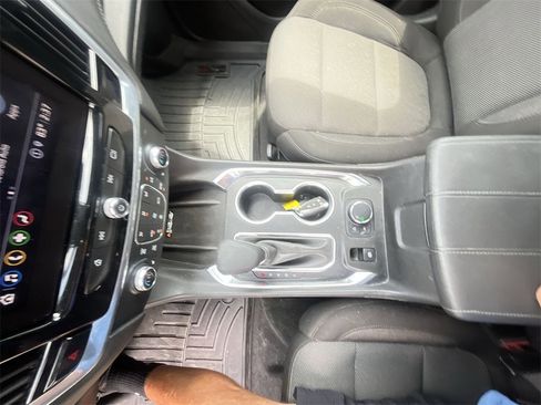 Used 2022 Chevrolet Traverse LT image 18