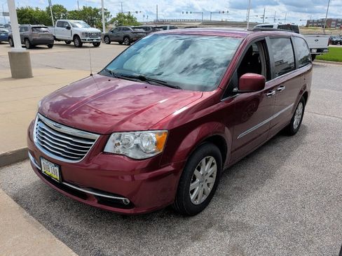 Used 2015 Chrysler Town & Country Touring w/ Driver Convenience Group FWD image 2