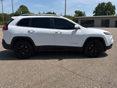Used 2016 Jeep Cherokee Limited w/ Luxury Group AWD/4WD image 4