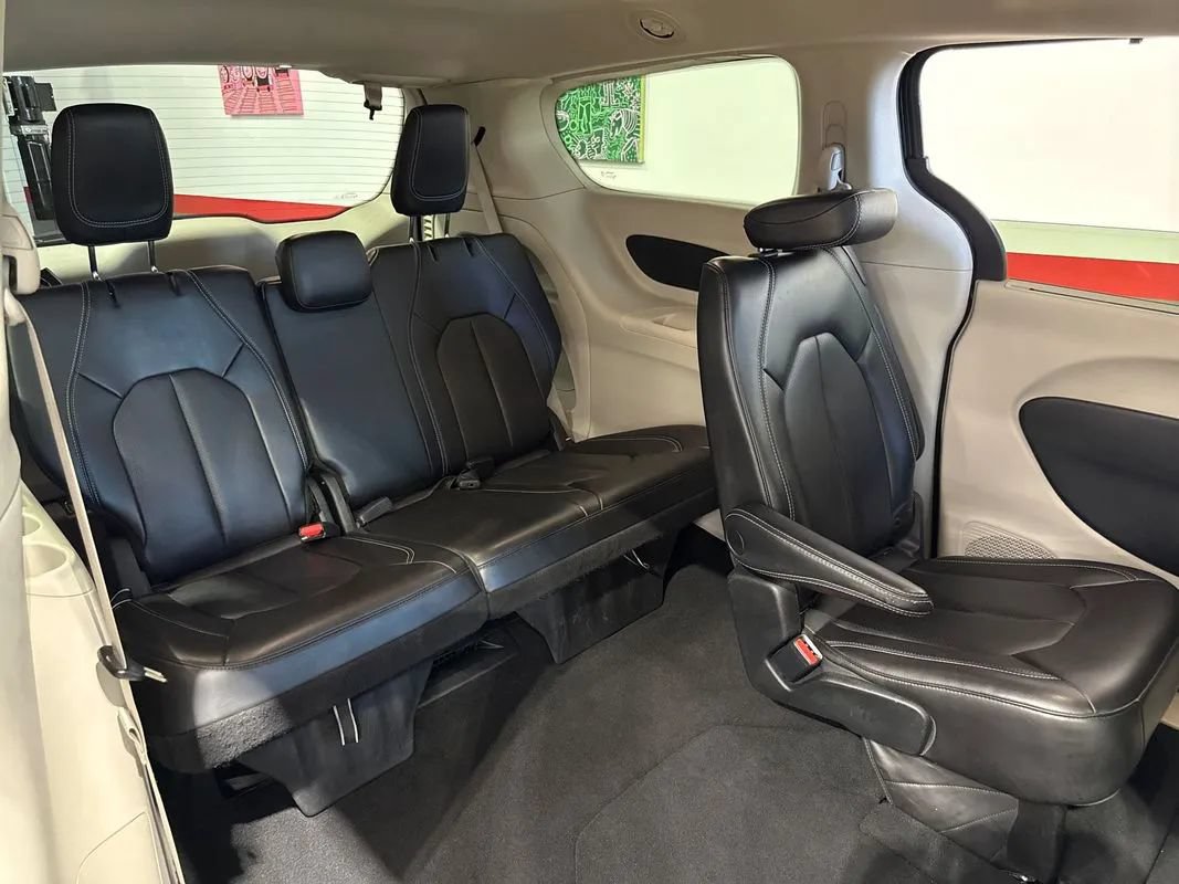 Used 2023 Chrysler Pacifica Touring-L FWD image 70