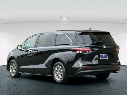 Used 2022 Toyota Sienna XLE image 4