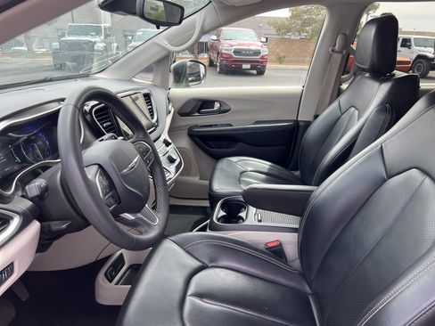 Used 2023 Chrysler Pacifica Touring-L image 27
