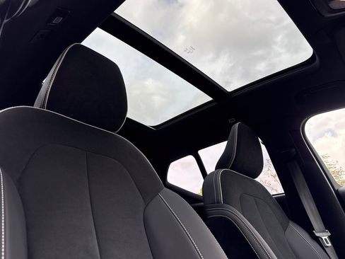 Used 2023 Volvo XC40 Recharge Ultimate image 17