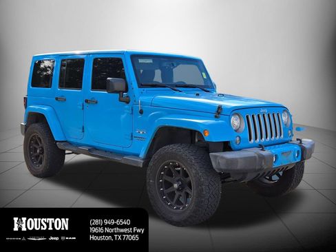 Used 2017 Jeep Wrangler Unlimited Sahara w/ Connectivity Group AWD/4WD image 3