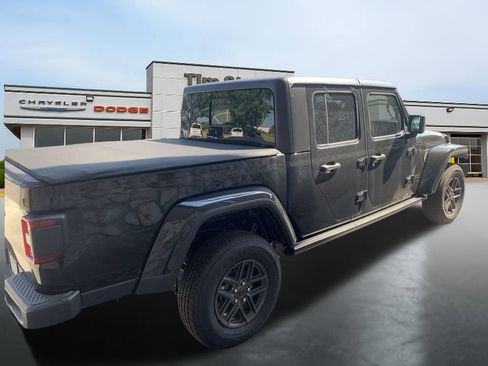Used 2024 Jeep Gladiator Sport AWD/4WD image 4