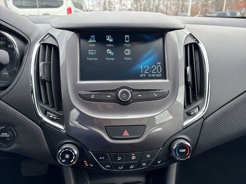 Used 2018 Chevrolet Cruze LT w/ Convenience Package image 18