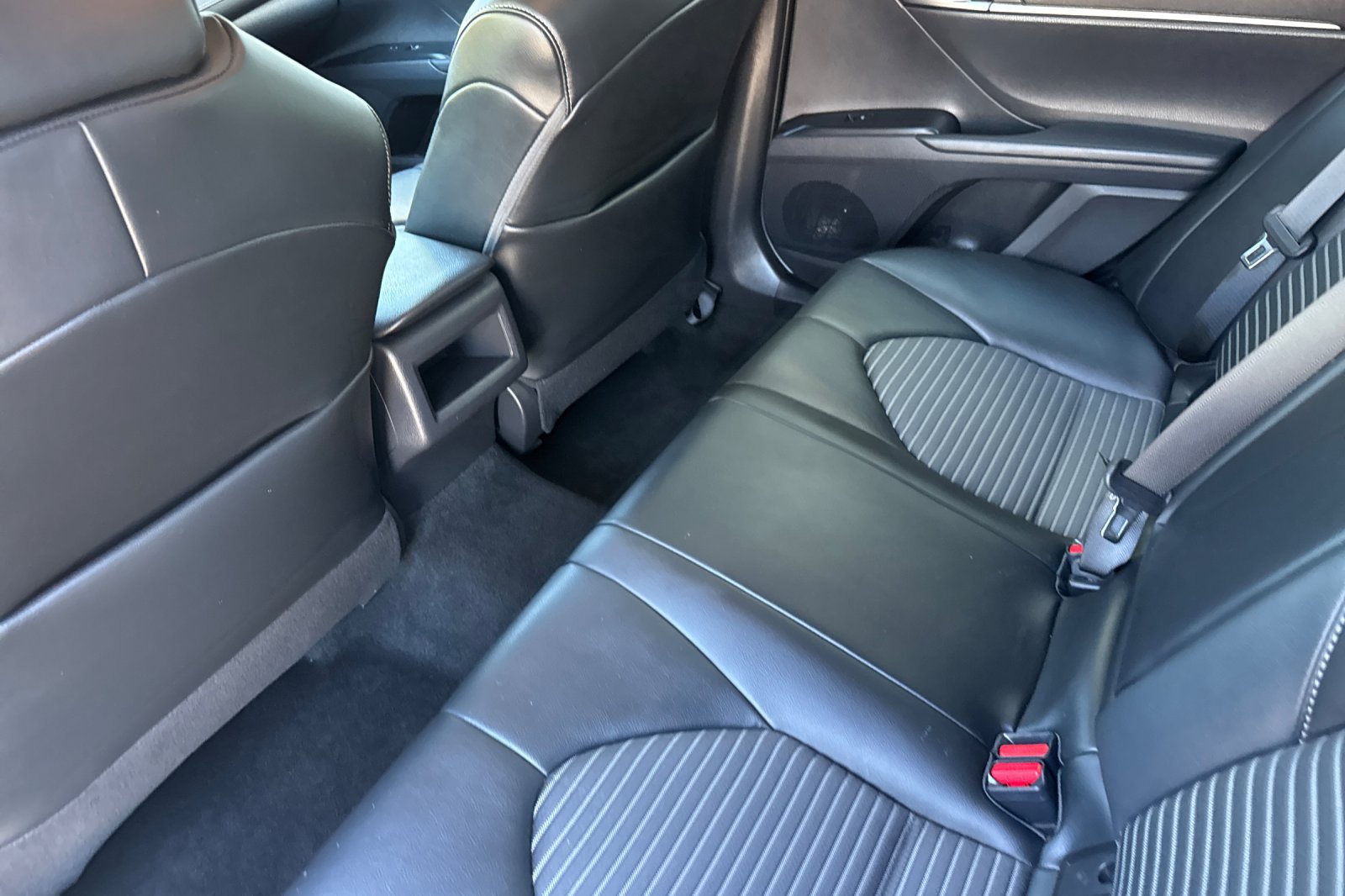 Used 2020 Toyota Camry SE FWD image 12