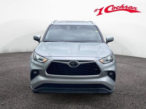Used 2021 Toyota Highlander XLE AWD/4WD image 12
