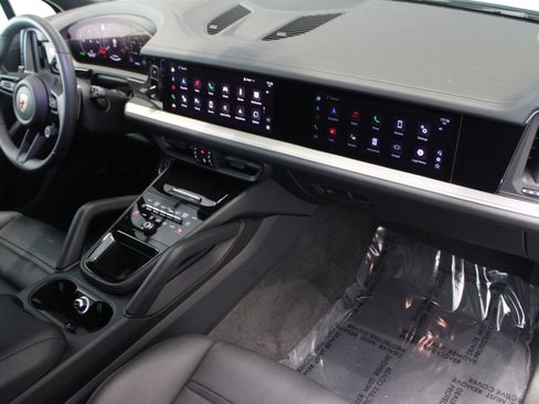 Certified 2025 Porsche Cayenne image 32