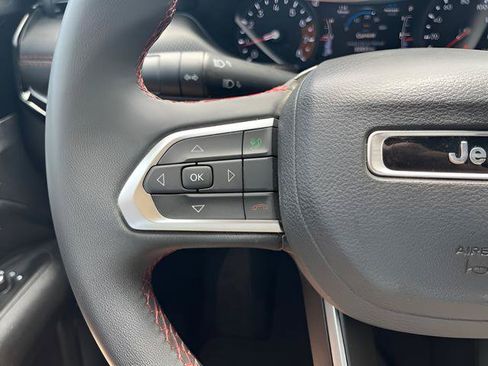 Used 2025 Jeep Compass Trailhawk AWD/4WD image 18