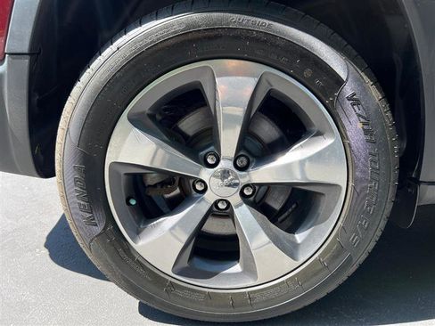 Used 2020 Jeep Cherokee Limited image 7