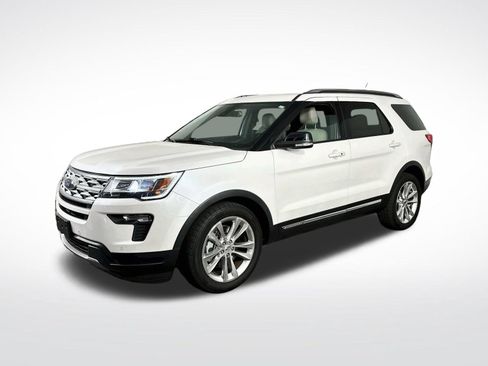 Used 2018 Ford Explorer XLT w/ Equipment Group 202A FWD image 4