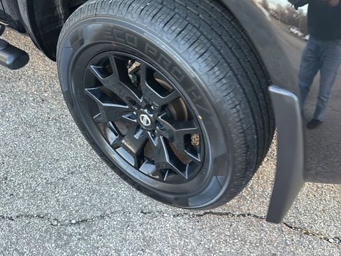 Used 2021 Nissan Frontier SV w/ Midnight Edition Floor Mats image 11