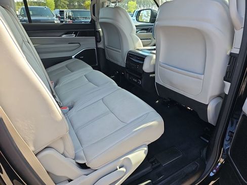 Used 2023 Jeep Wagoneer L Series III RWD image 14