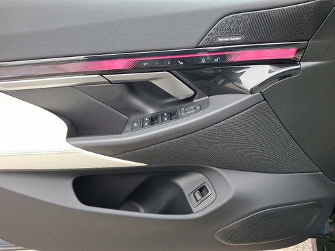 Used 2025 BMW i5 xDrive40 w/ Premium Package image 12