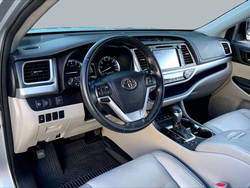 Used 2018 Toyota Highlander XLE AWD/4WD image 18