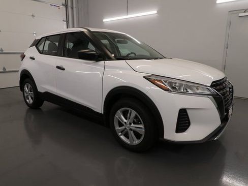 New 2025 Nissan Kicks Play S image 1