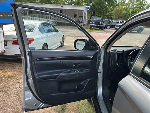 Used 2020 Mitsubishi Outlander SE FWD image 15