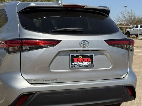 Used 2023 Toyota Highlander XLE image 7