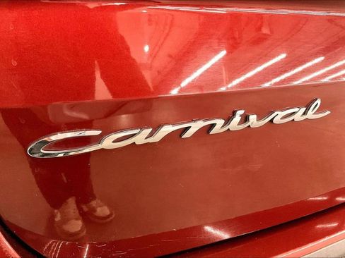 Used 2022 Kia Carnival LX w/ Paint Protection Package FWD image 9