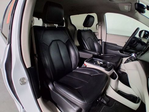 Used 2024 Chrysler Pacifica Touring-L FWD image 15