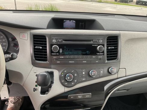 Used 2011 Toyota Sienna LE w/ Preferred Pkg FWD image 20