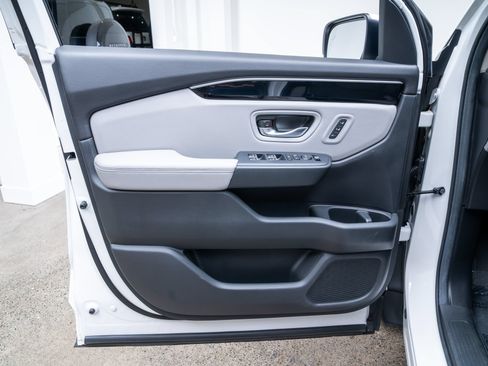 Used 2025 Honda Pilot EX-L image 19