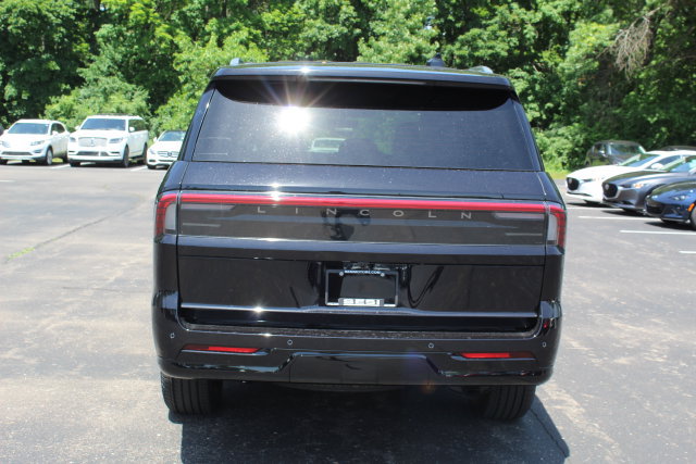 Used 2026 Lincoln Navigator Reserve AWD/4WD image 4