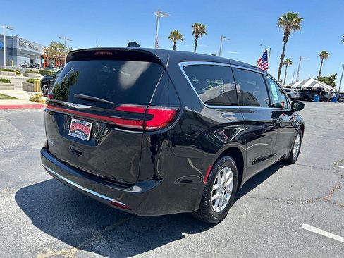 Used 2025 Chrysler Pacifica Select FWD image 5