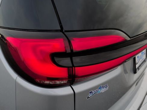 Used 2024 Chrysler Pacifica Touring-L image 14