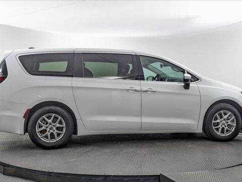 Used 2023 Chrysler Pacifica Touring-L FWD image 9