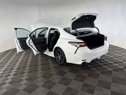 Used 2022 Toyota Camry SE FWD image 16