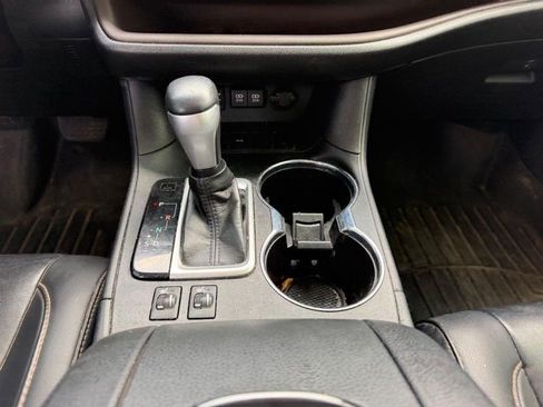 Used 2019 Toyota Highlander XLE image 18
