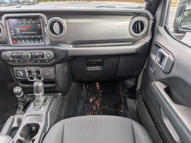 Used 2022 Jeep Wrangler Unlimited Sahara AWD/4WD image 16