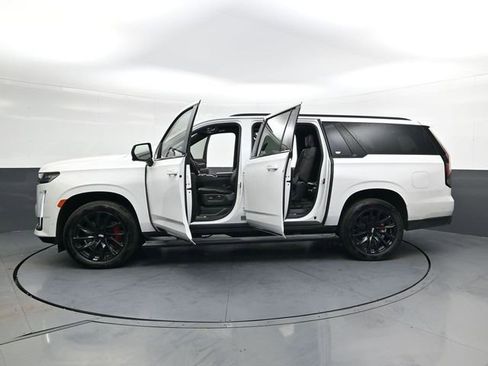 Used 2023 Cadillac Escalade ESV Sport Platinum w/ LPO, ONYX Package image 32