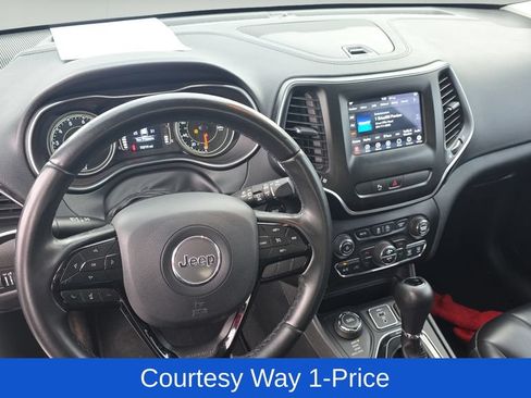 Used 2019 Jeep Cherokee Latitude Plus AWD/4WD image 12