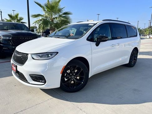 New 2026 Chrysler Pacifica Select w/ S Appearance Package image 3