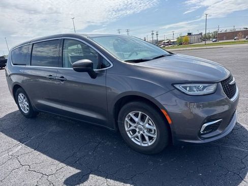 Used 2023 Chrysler Pacifica Touring-L FWD image 3