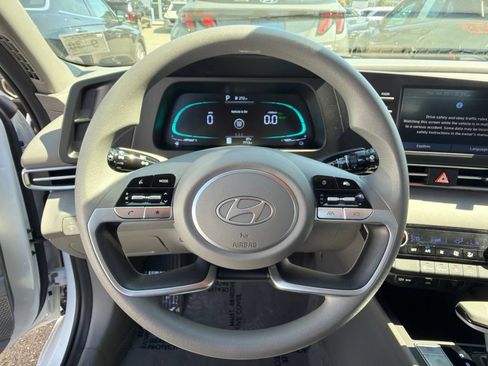 Certified 2025 Hyundai Elantra Hybrid FWD image 18