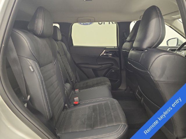 Used 2025 Mitsubishi Outlander AWD image 12