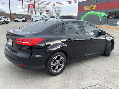 Used 2018 Ford Focus SE w/ SE Appearance Package image 5