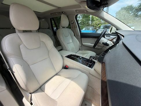 Used 2016 Volvo XC90 T6 Momentum w/ Momentum Plus Package AWD/4WD image 9