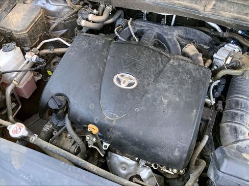 Used 2021 Toyota Highlander LE FWD image 35
