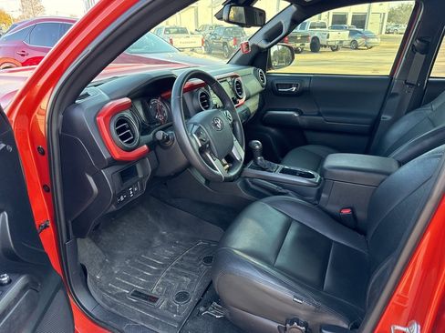 Used 2018 Toyota Tacoma TRD Sport w/ Technology Package image 7