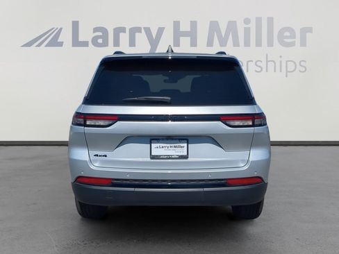 New 2025 Jeep Grand Cherokee Altitude image 4